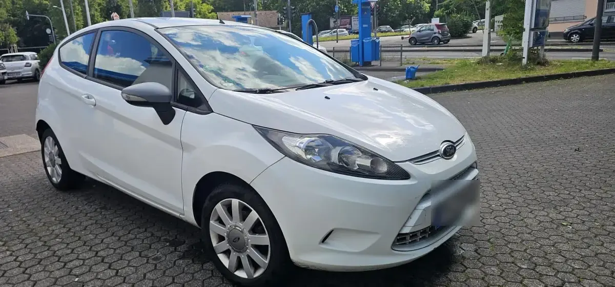 Gebraucht Ford Fiesta 60 PS (44 kW) 2009 Weiß Kleinwagen
