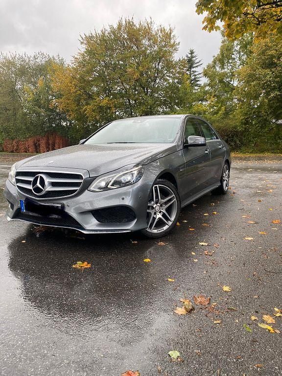 Grau Gebraucht 2016 Mercedes E200 AMG Limousine | 21.500 € (Fairer Preis) - Bild 1/4