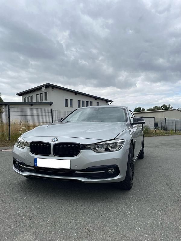 Grau Gebraucht 2018 BMW 318 Limousine | 17.199 € (Guter Preis) - Bild 1/4