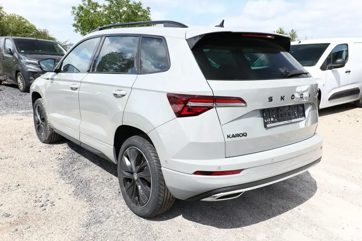 Neu Skoda Karoq SportLine 150 PS (110 kW) 2026 Stahlgrau SUV