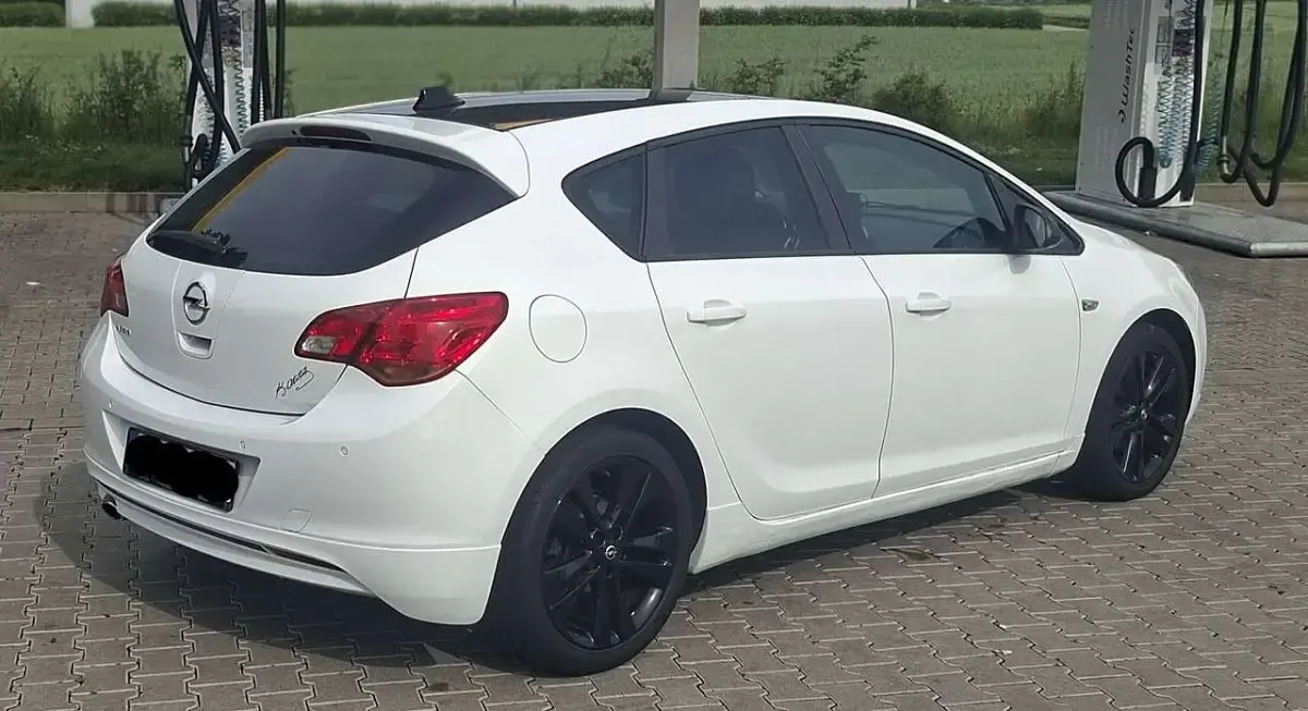 Gebraucht Opel Astra Color Edition 120 PS (88 kW) 2012 Weiß Limousine