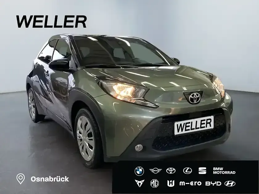 Gebraucht Toyota Aygo 72 PS (52 kW) 2022 Cardamon green / night sky black (gruen) Kleinwagen