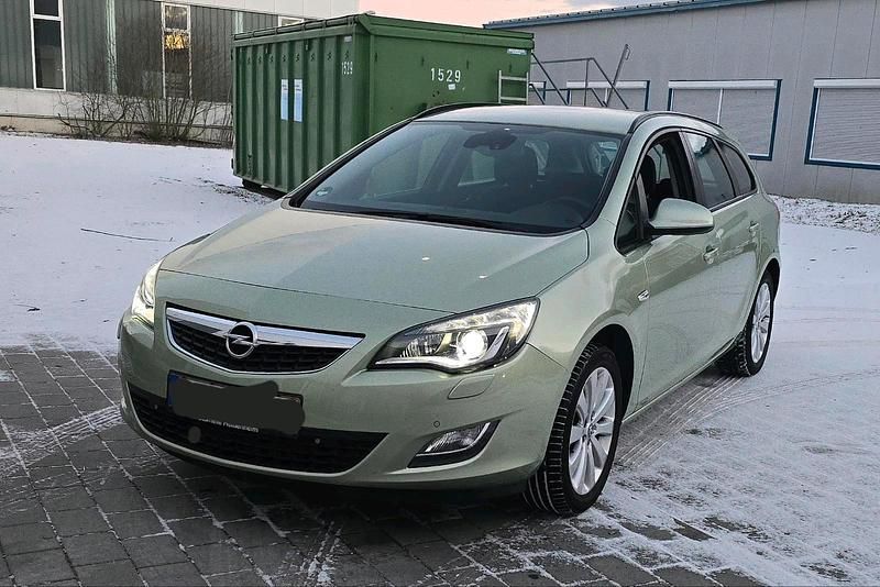 Grün Gebraucht 2010 Opel Astra Design Edition Kombi | 3.499 € (Fairer Preis) - Bild 1/4
