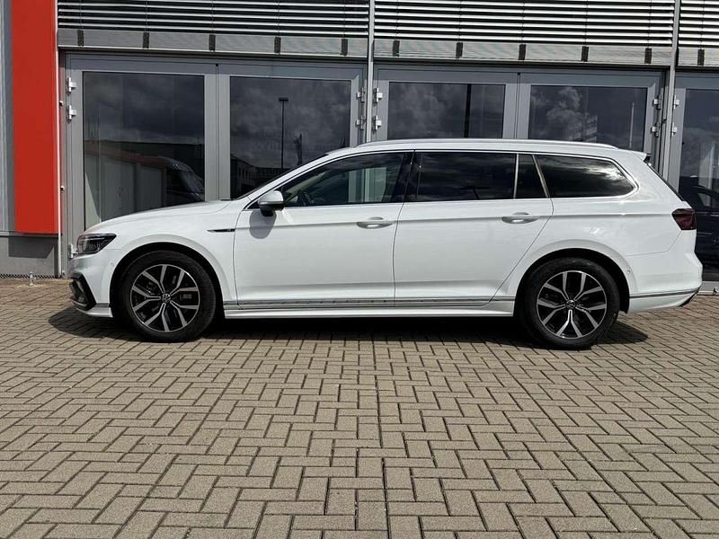 Gebraucht VW Passat Elegance 150 PS (110 kW) 2024 Weiß metallic Kombi