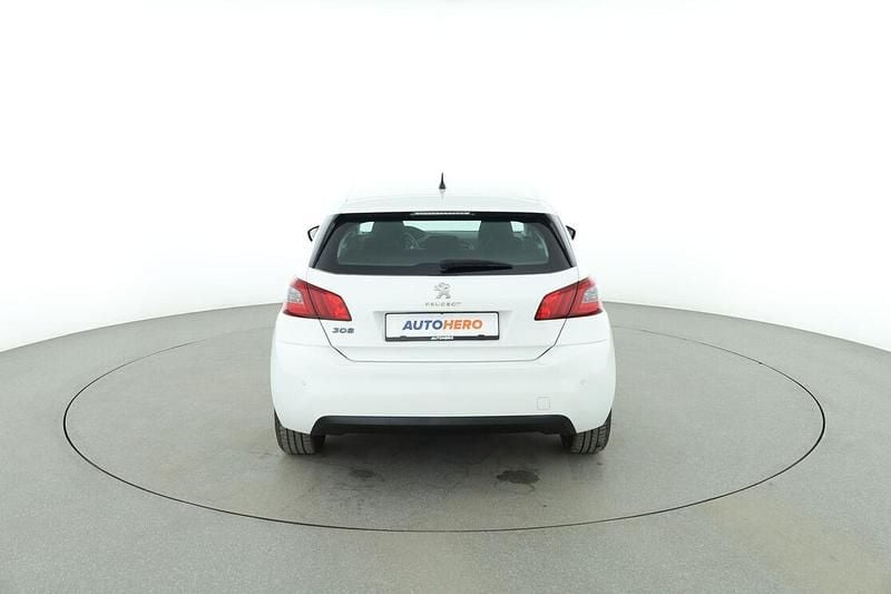 Gebraucht Peugeot 308 Active 120 PS (88 kW) 2018 Weiß Limousine