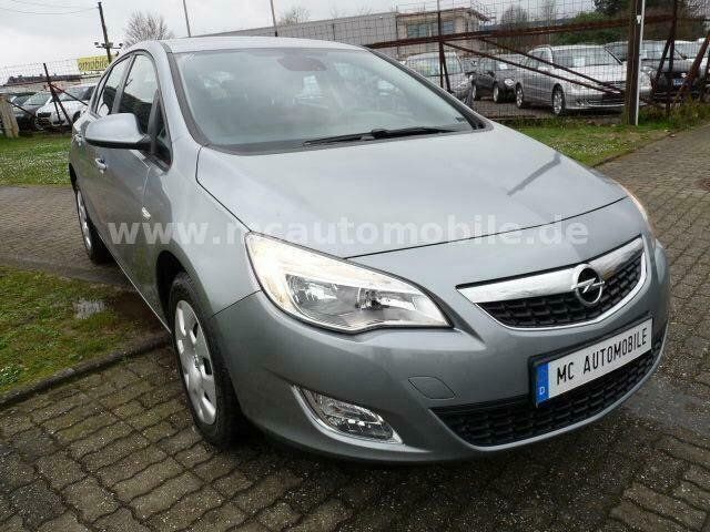 Gebraucht Opel Astra Edition 140 PS (102 kW) 2012 Silber metallic Limousine