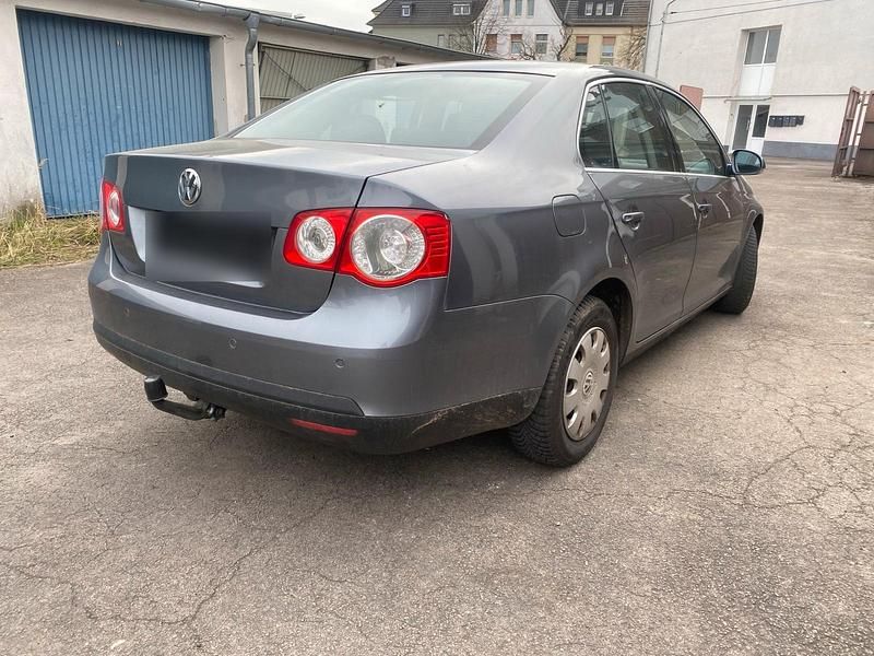 Gebraucht VW Jetta 105 PS (77 kW) 2005 Grau Limousine