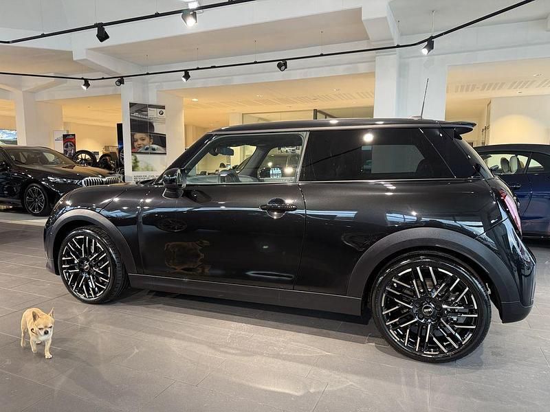 Gebraucht Mini Cooper S Favoured 204 PS (150 kW) 2024 Midnight black ii Kleinwagen