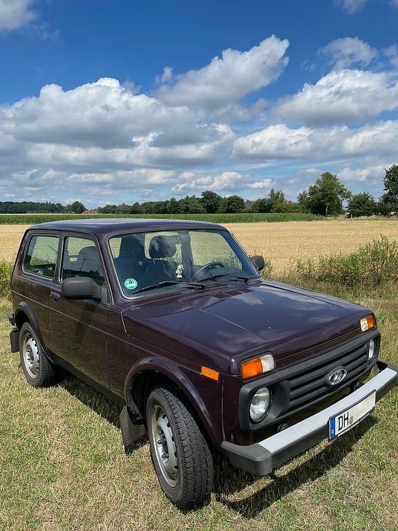 Braun Gebraucht 2017 Lada Urban SUV | 9.900 € (Fairer Preis) - Bild 1/4