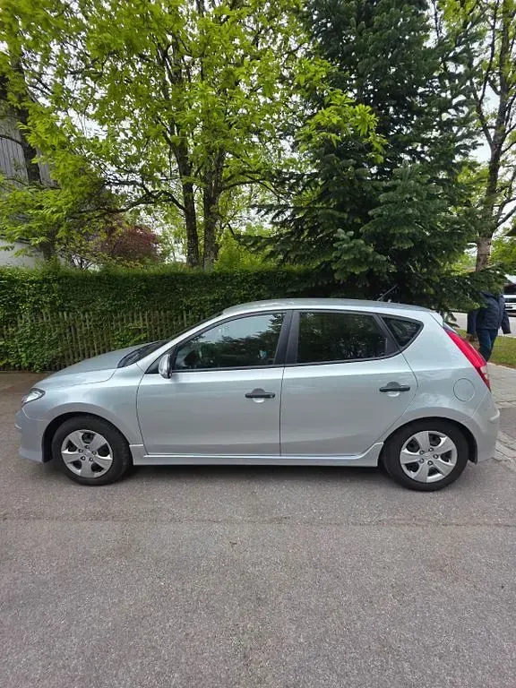 Używany Hyundai i30 Classic 90 KM (66 kW) 2011 Szary Sedan/Limuzyna