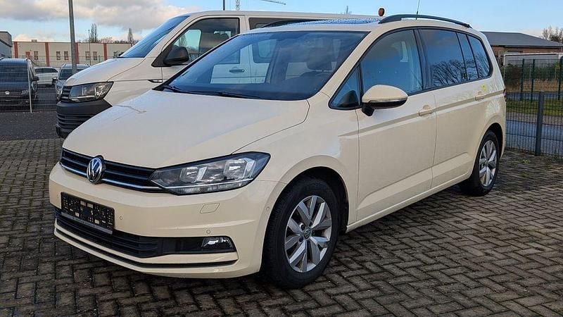 Gelb Gebraucht 2019 VW Touran Trendline Van / Kleinbus | 12.500 € - Bild 1/4