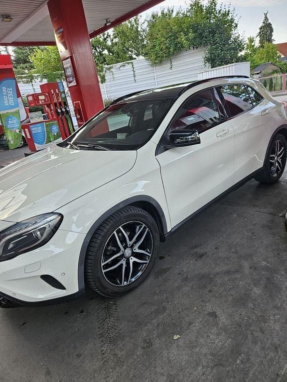 Schwarz Gebraucht 2014 Mercedes GLA200 SUV | 12.500 € (Guter Preis) - Bild 1/4
