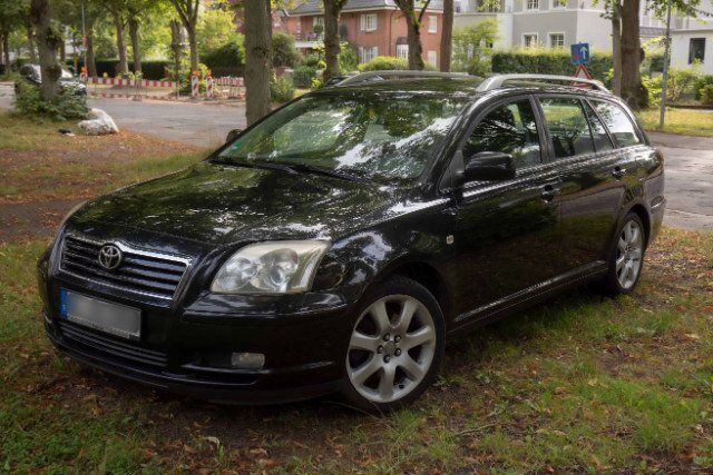 Schwarz Gebraucht 2004 Toyota Avensis Executive Kombi | 3.199 € (Teuer) - Bild 1/4