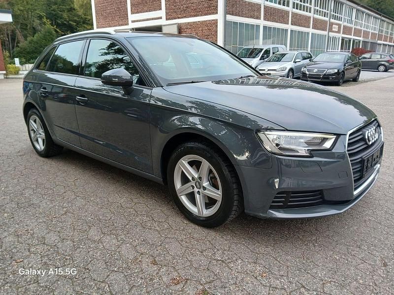Grau Gebraucht 2017 Audi A3 Limousine | 13.950 € (Fairer Preis) - Bild 1/4