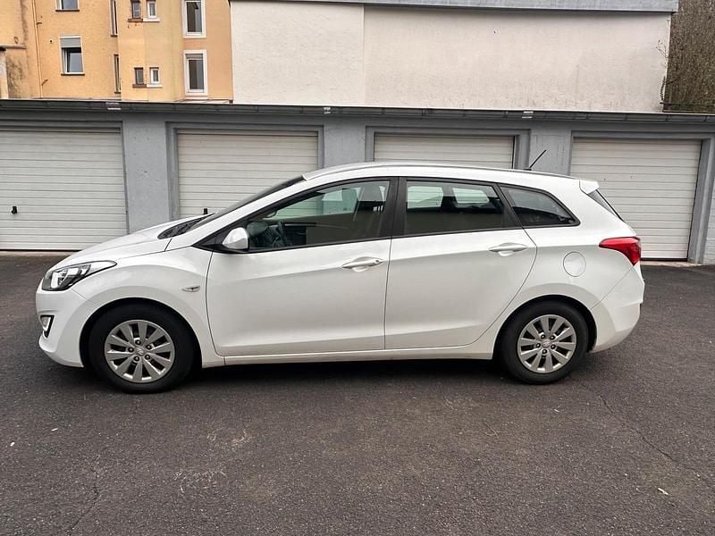 Gebraucht Hyundai i30 110 PS (80 kW) 2017 Weiß Kombi
