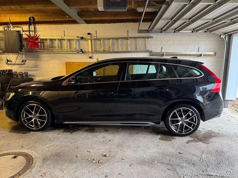 Schwarz Gebraucht 2014 Volvo V60 Summum Kombi | 13.900 € (Guter Preis) - Bild 1/4