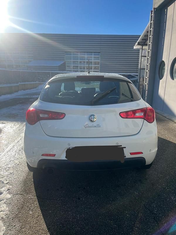 Weiß Gebraucht 2011 Alfa Romeo Giulietta Turismo Limousine | 4.900 € (Fairer Preis) - Bild 1/4
