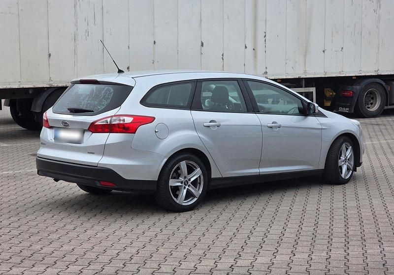 Gebraucht Ford Focus 105 PS (77 kW) 2013 Grau Kombi