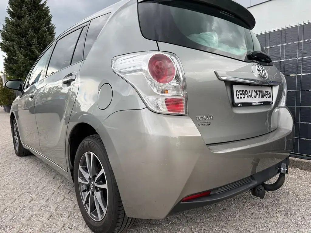 Gebraucht Toyota Verso Life 124 PS (91 kW) 2013 Silber Van / Kleinbus