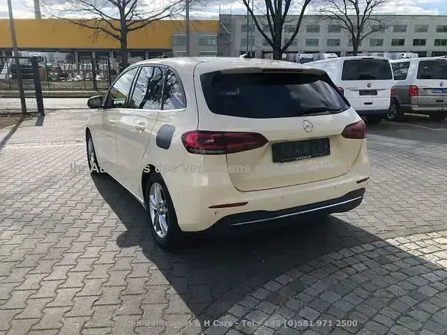 Gebraucht Mercedes B200 150 PS (110 kW) 2019 Hellelfenbein Van / Kleinbus