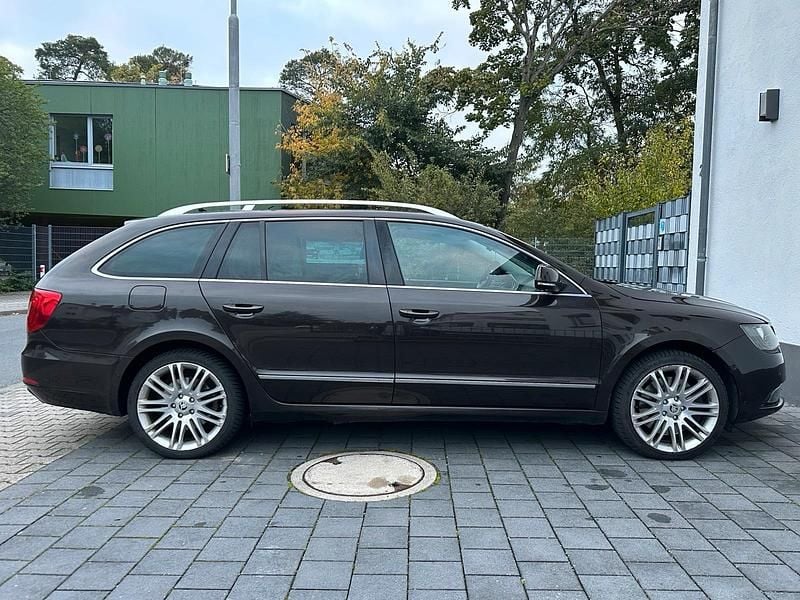 Braun Gebraucht 2015 Skoda Superb Kombi | 9.500 € (Superpreis) - Bild 1/3