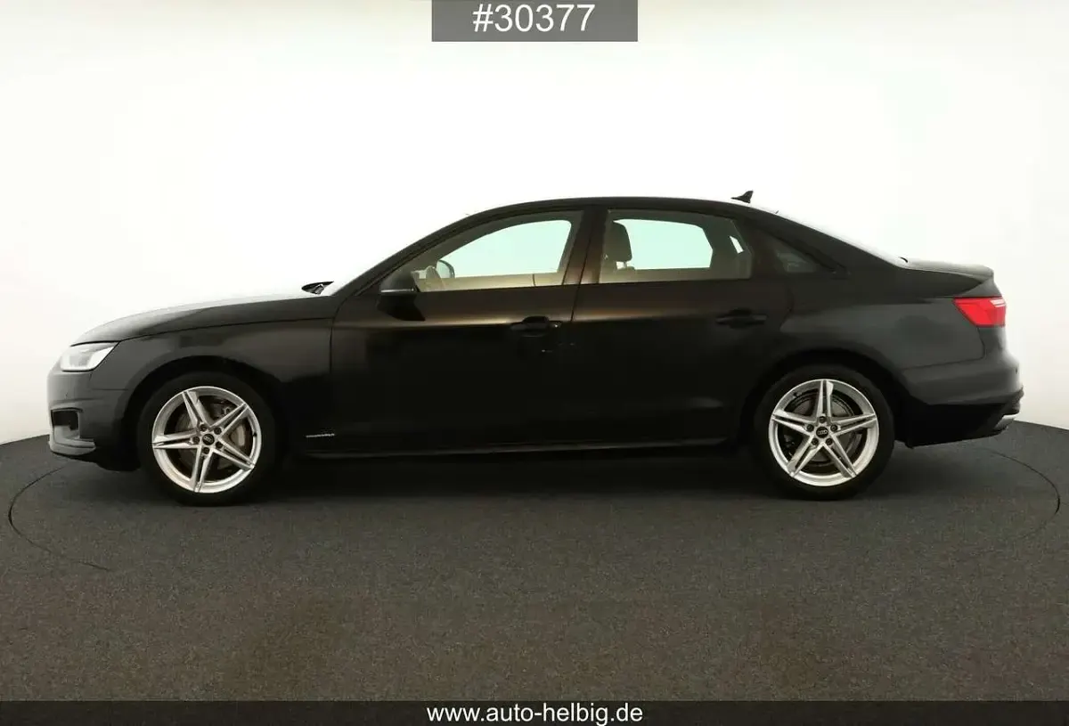 Second-hand Audi A4 Advanced 204 CP (150 kW) 2023 Negru Berlinǎ