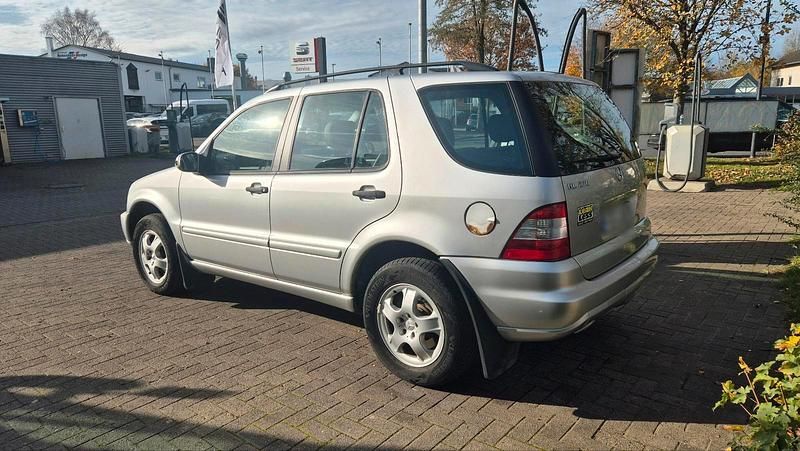 Gebraucht Mercedes ML270 163 PS (119 kW) 2004 Silber SUV