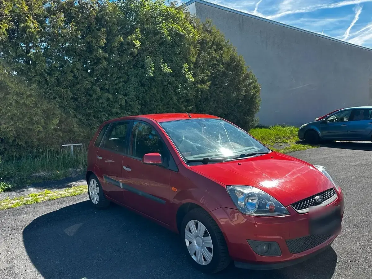 Używany Ford Fiesta 80 KM (58 kW) 2007 Czerwony Hatchback