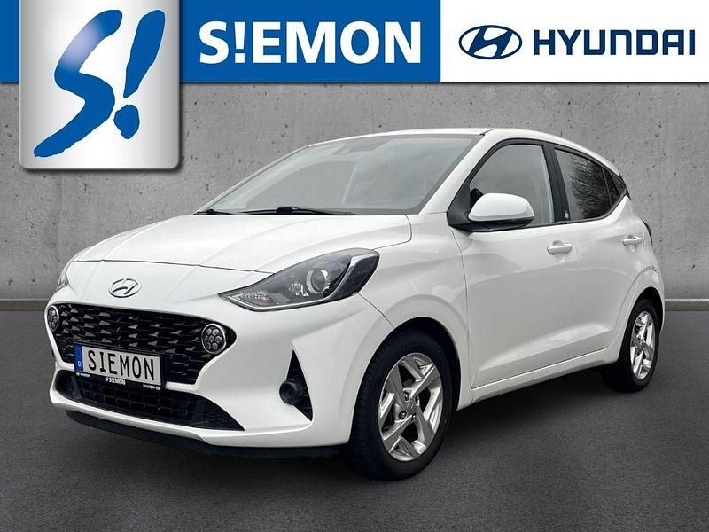 Weiss Gebraucht 2021 Hyundai i10 Edition 30 Kleinwagen | 11.230 € (Guter Preis) - Bild 1/4