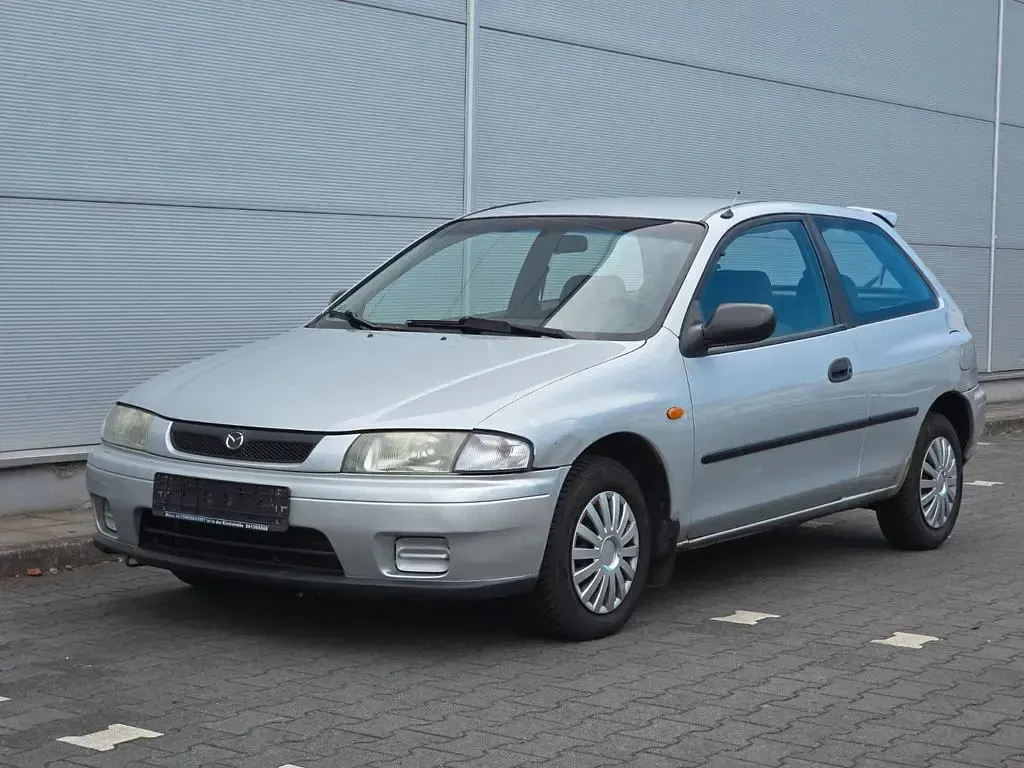 Gebraucht Mazda 323 88 PS (64 kW) 2000 Silber Kleinwagen