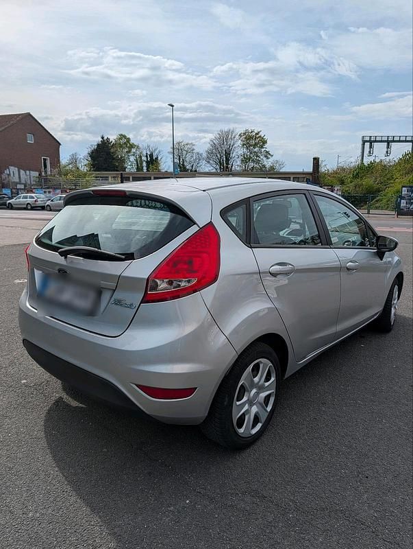 Gebraucht Ford Fiesta 60 PS (44 kW) 2009 Silber Kleinwagen