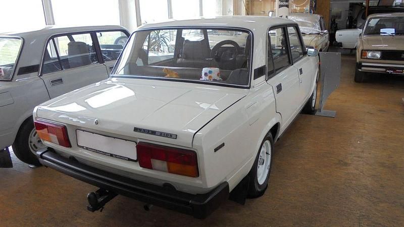 Second-hand Lada 2105 65 CP (47 kW) 1987 Alb Berlinǎ
