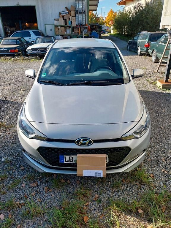 Grau Gebraucht 2018 Hyundai i20 Classic Limousine | 7.500 € (Guter Preis) - Bild 1/4