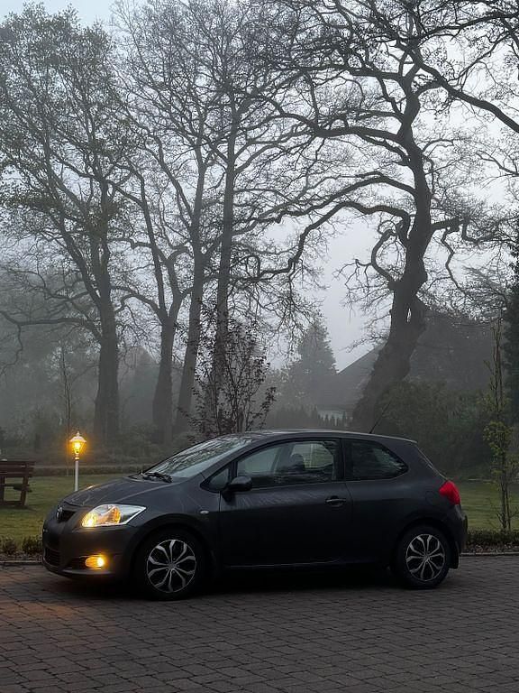 Grau Gebraucht 2007 Toyota Auris Limousine | 2.459 € (Fairer Preis) - Bild 1/4