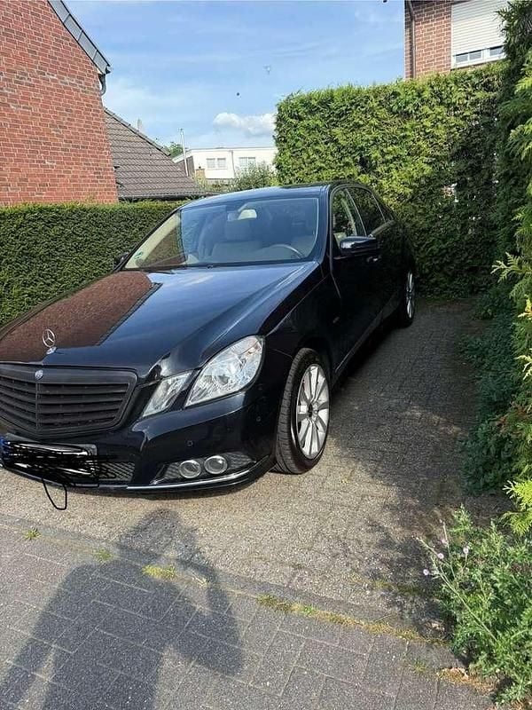 Schwarz Gebraucht 2009 Mercedes E220 Limousine | 8.500 € (Guter Preis) - Bild 1/4