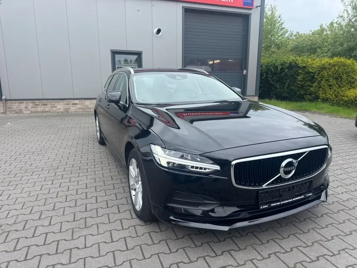 Gebraucht Volvo V90 Momentum 150 PS (110 kW) 2019 Schwarz metallic Kombi