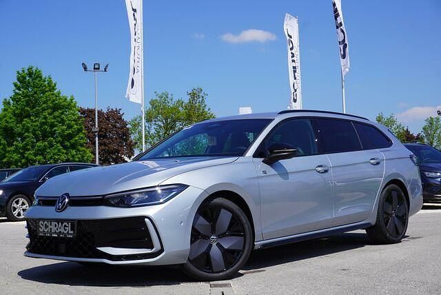 Gebraucht VW Passat R-line 150 PS (110 kW) 2024 Oyster silver metallic Kombi
