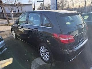 Kosmosschwarz Gebraucht 2016 Mercedes B180 Van / Kleinbus | 13.900 € (Guter Preis) - Bild 1/4
