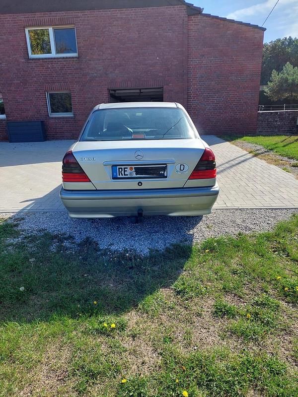 Silber Gebraucht 1998 Mercedes C180 Limousine | 2.100 € (Fairer Preis) - Bild 1/4