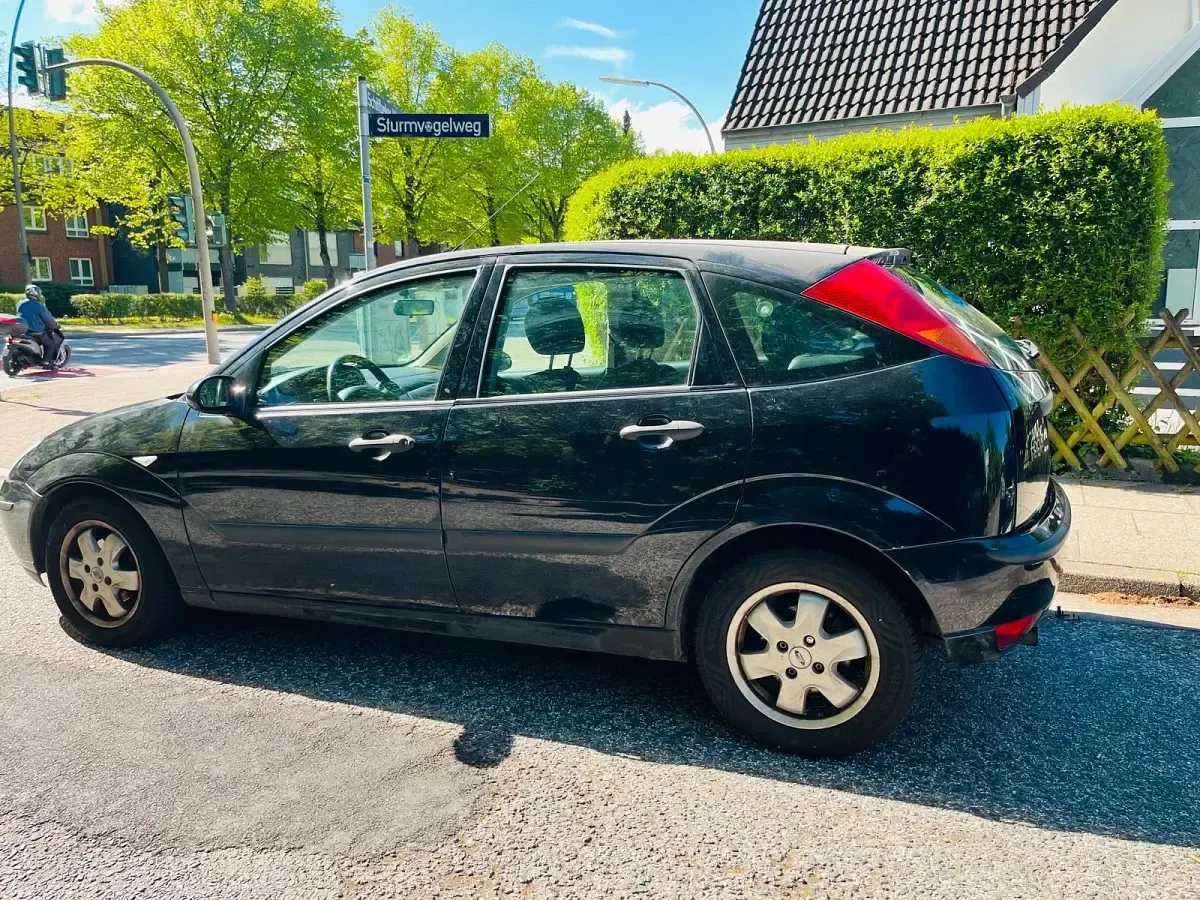 Używany Ford Focus 75 KM (55 kW) 2003 Czarny Sedan/Limuzyna