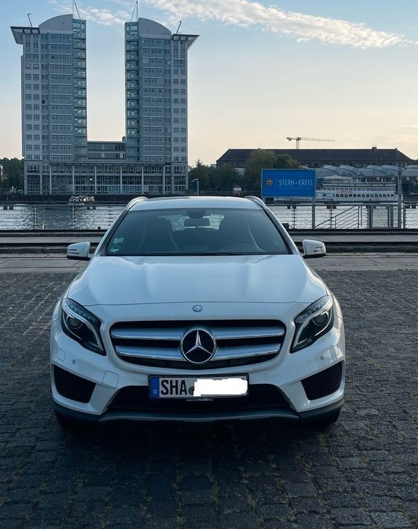 Weiß Gebraucht 2015 Mercedes GLA200 AMG line SUV | 14.400 € (Fairer Preis) - Bild 1/4