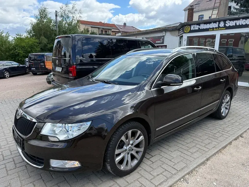 Gebraucht Skoda Superb Elegance 160 PS (117 kW) 2013 Braun Kombi