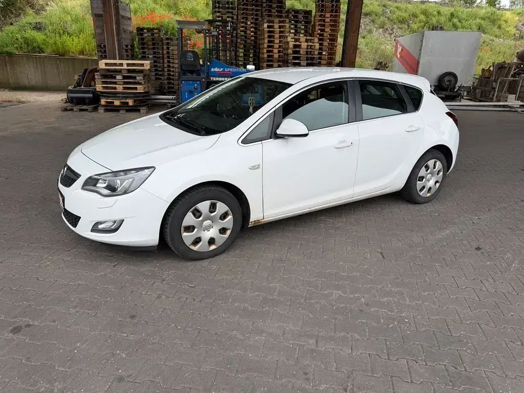 Gebraucht Opel Astra Edition 165 PS (121 kW) 2011 Weiß Limousine