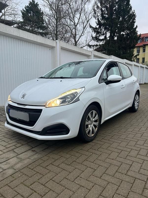 Weiß Gebraucht 2016 Peugeot 208 Access Kleinwagen | 4.000 € (Guter Preis) - Bild 1/4