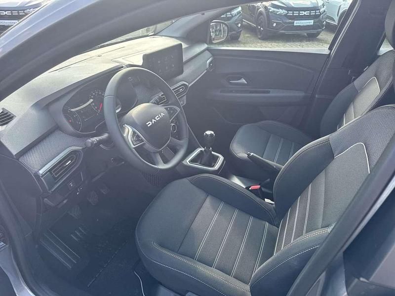 Neu Dacia Sandero Expression 91 PS (66 kW) 2025 Dolomitgrau Kleinwagen