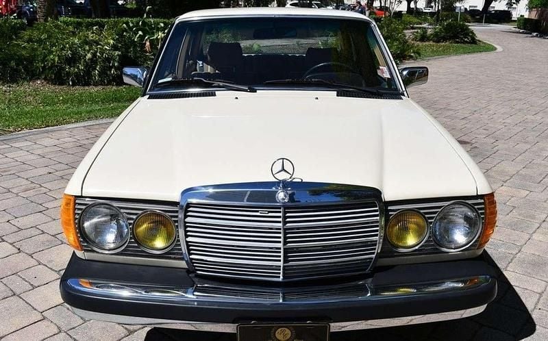 Beige Gebraucht 1981 Mercedes 240 Limousine | 8.000 € - Bild 1/4
