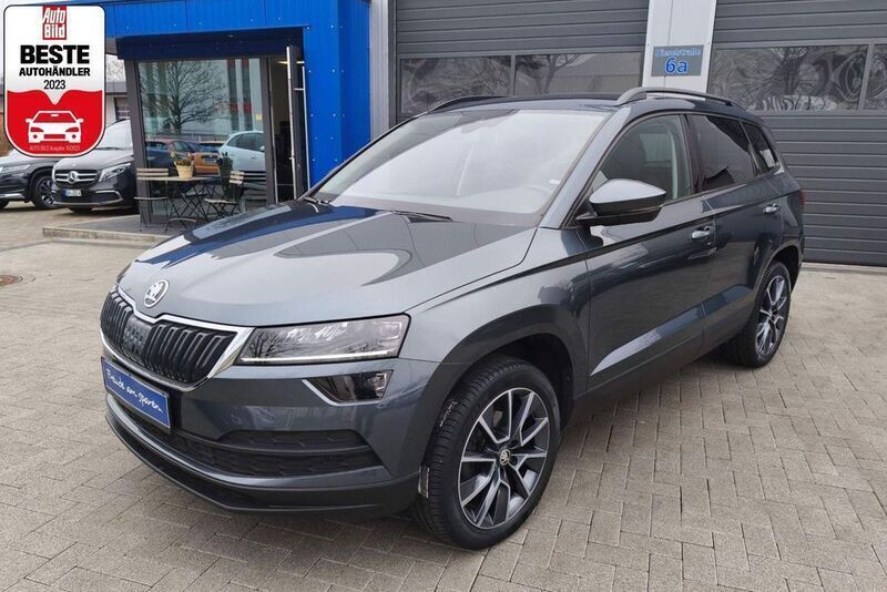 Grau (quarzgraumet.) Gebraucht 2020 Skoda Karoq Style SUV | 22.480 € (Fairer Preis) - Bild 1/4