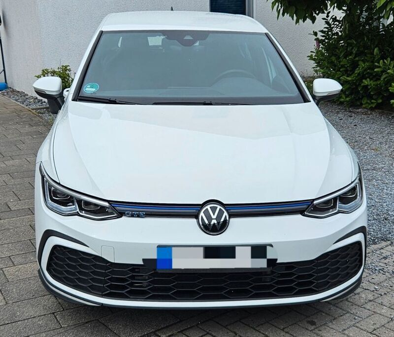 Weiß Gebraucht 2021 VW Golf VIII GTE Limousine | 22.999 € (Guter Preis) - Bild 1/4