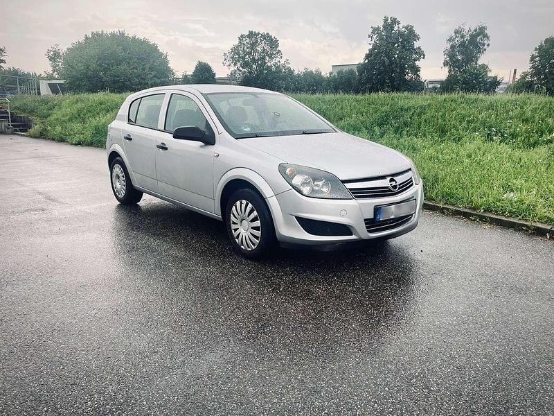 Silber Gebraucht 2009 Opel Astra Selection Limousine | 3.000 € (Teuer) - Bild 1/4
