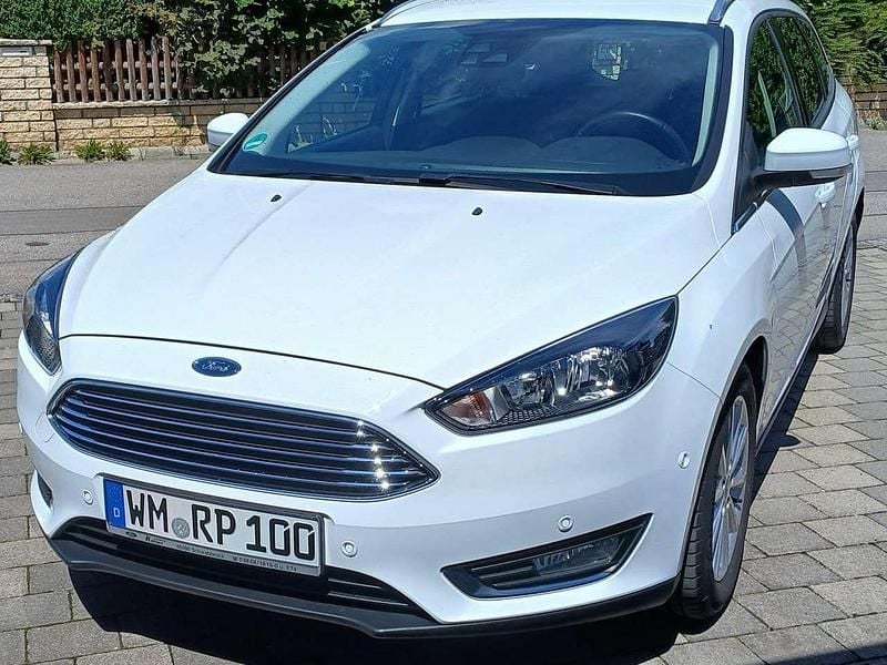 Weiß Gebraucht 2016 Ford Focus Titanium Kombi | 9.999 € (Etwas zu teuer) - Bild 1/4
